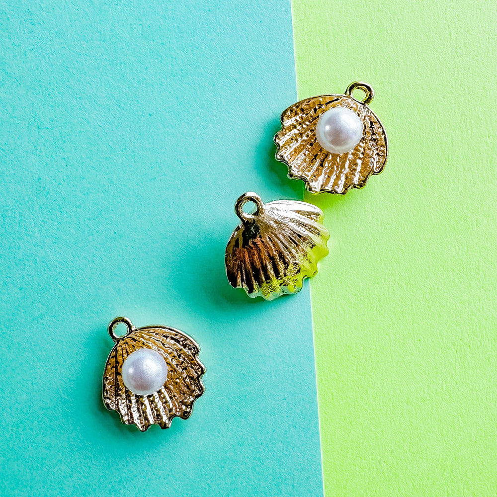 
                
                    Load image into Gallery viewer, 20mm Gold Plated Pearl Scallop Shell Charm
                
            