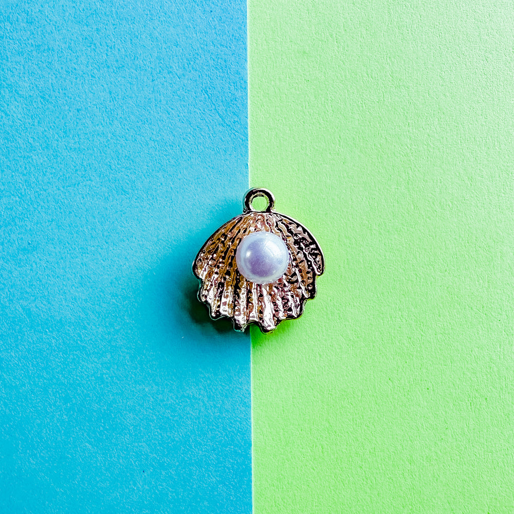 
                
                    Load image into Gallery viewer, 20mm Gold Plated Pearl Scallop Shell Charm
                
            