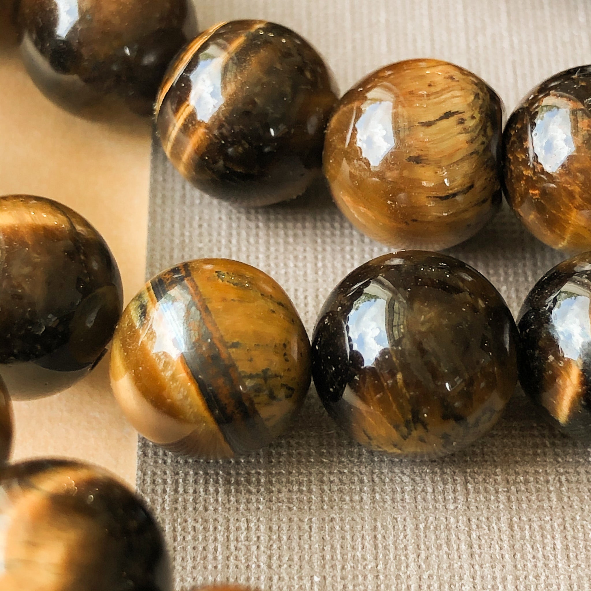10mm Smooth Tigers Eye Round Strand – Beads, Inc.