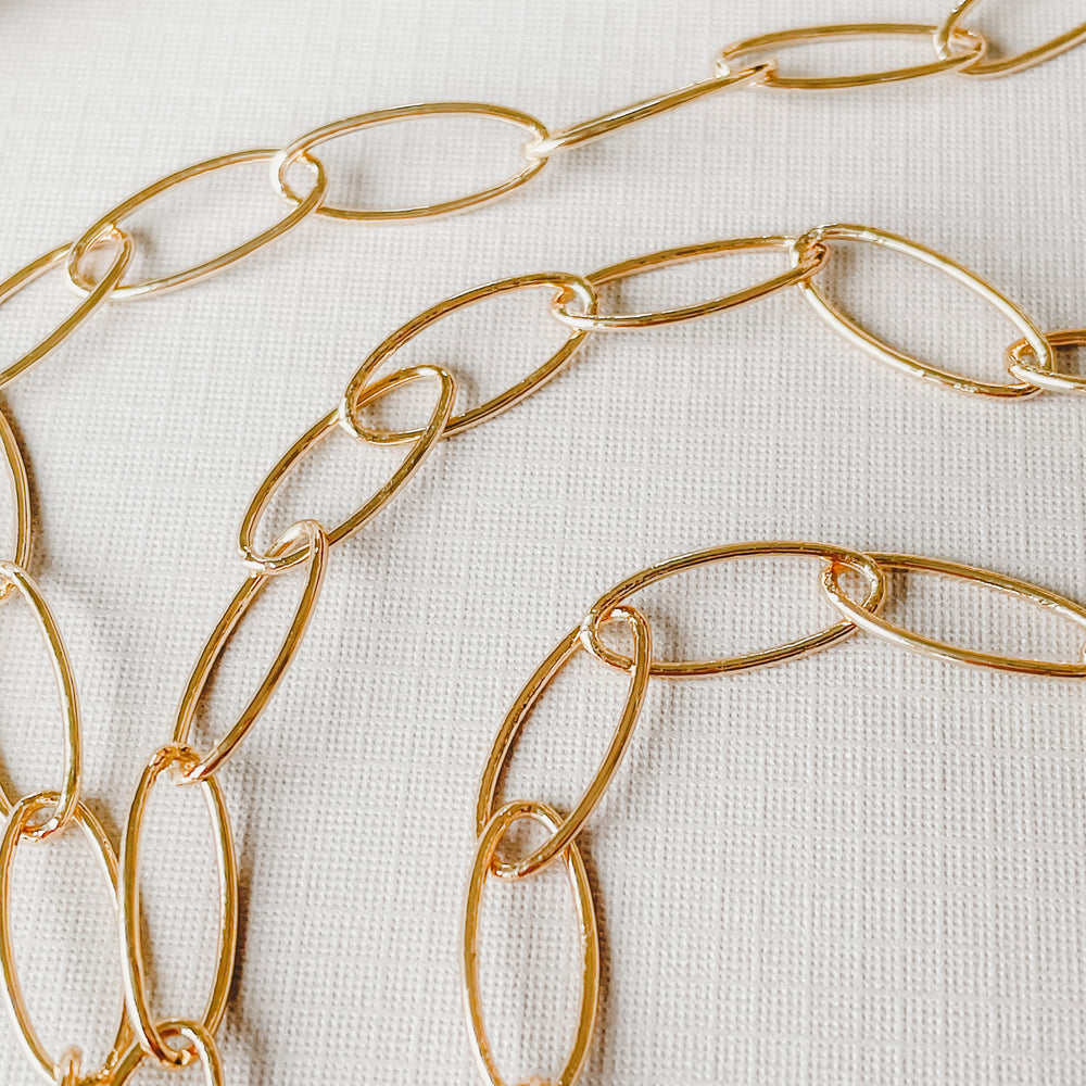 
                
                    Load image into Gallery viewer, 18mm Shiny Gold Rounded Paperclip Chain
                
            