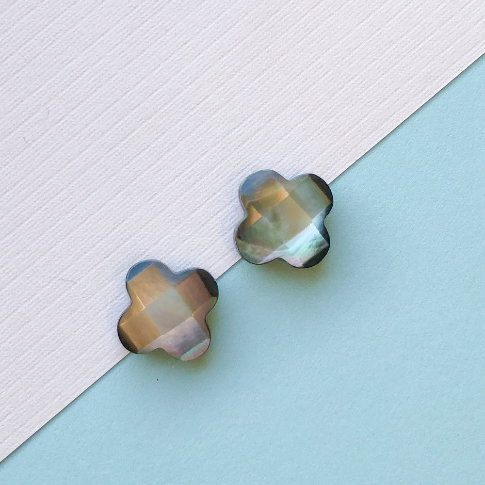 
                
                    Load image into Gallery viewer, 14mm Mother of Pearl Faceted Black &amp;quot;Grade A&amp;quot; Quatrefoil - Pack of 2
                
            
