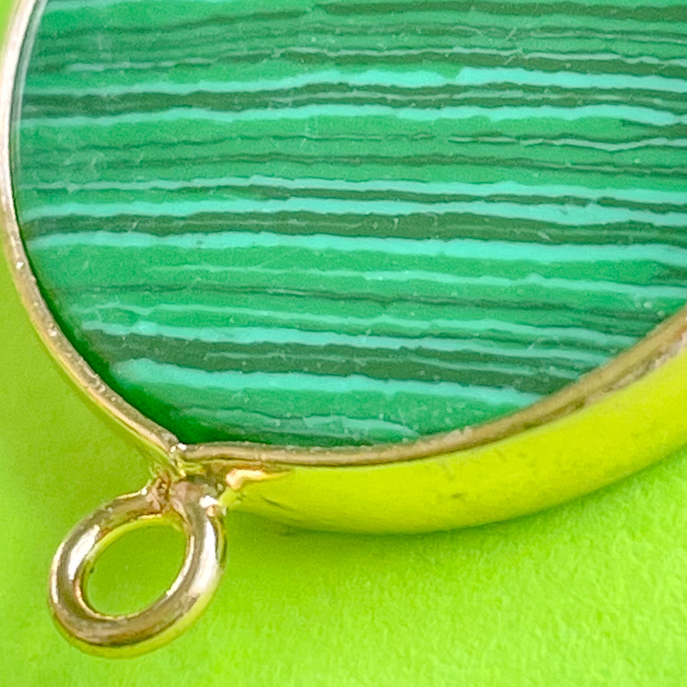 
                
                    Load image into Gallery viewer, 22mm Composite Malachite Coin Gold Bezel Pendant
                
            
