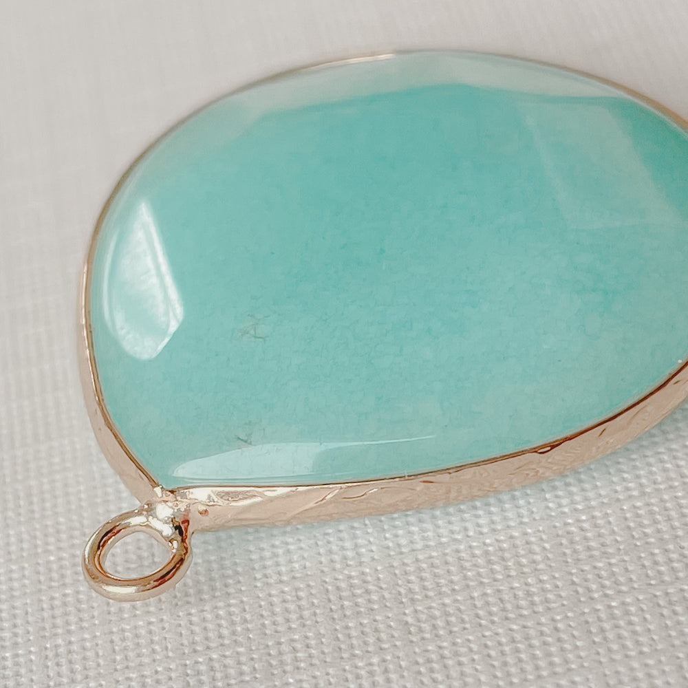 
                
                    Load image into Gallery viewer, 28mm Dyed Jade Gold Bezel Pendant
                
            