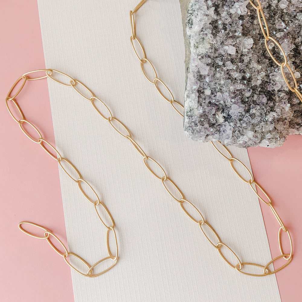 
                
                    Load image into Gallery viewer, 18mm Brushed Gold Rounded Paperclip Chain
                
            