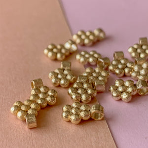 
                
                    Load image into Gallery viewer, 6mm Brushed Gold Dotted Daisy Charm - 15 Pack
                
            